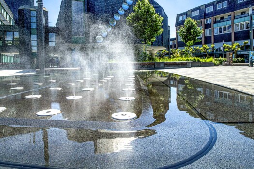 Langenfeld, Konrad-Adenauer-Platz, Boulevard Quarzgrau, Silbergrau und Titangrau samtiert in Kombination mit ConceptDesign Wassertisch, Beeteinfassungen und Sitzbänke CD 1001.