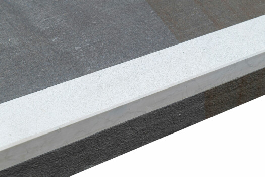 Kirmenjak sandgestrahlt, Stufenkantenmarkierung eingelassen in Grauwacke Blockstufe.